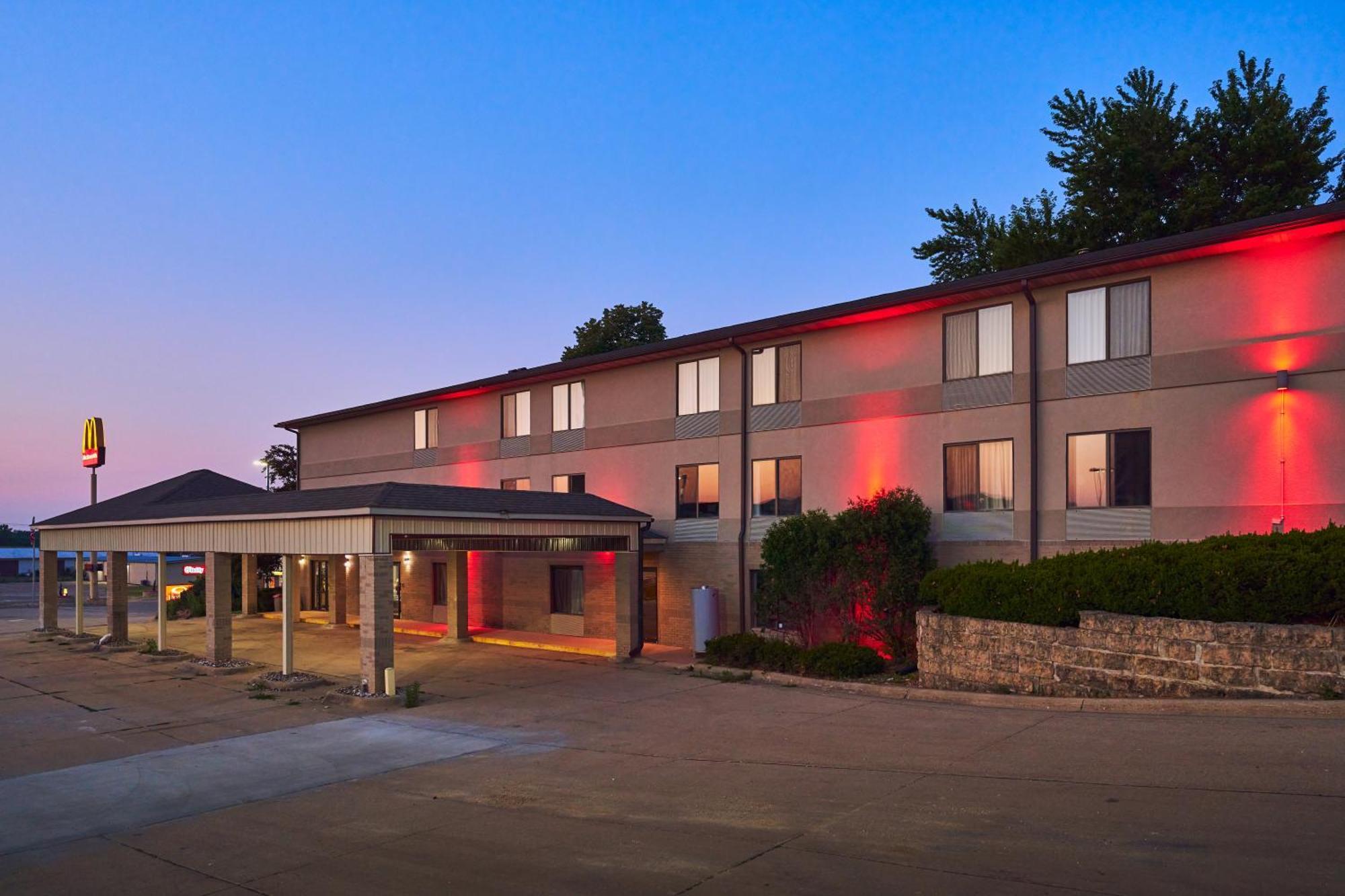Econo Lodge Maquoketa Экстерьер фото